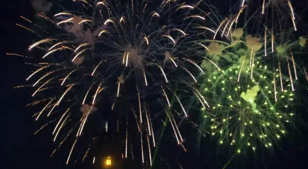 Sylwester nad morzem gdzie najlepiej? Fajerwerki rozświetlają nocne niebo nad latarnią morską, tworząc magiczny widok.