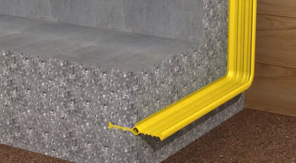 Perfil amarillo protege juntas de escaleras de concreto. Solución impermeable para exteriores.