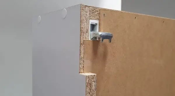 Ciche szafki? Montaż odbojników krok po kroku zrób to sam!