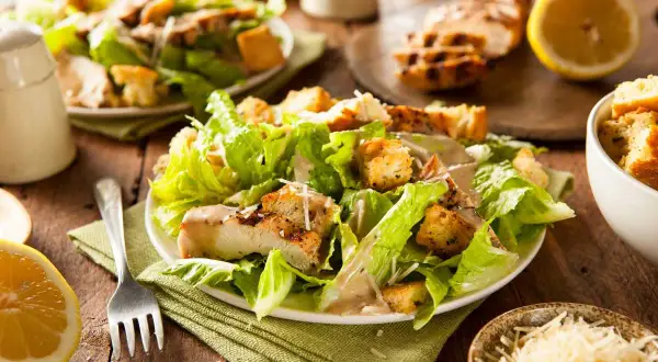 Deliciosa ensalada cesar con pollo, lechuga crujiente, crutones dorados y aderezo cremoso. Perfecta para una comida ligera.