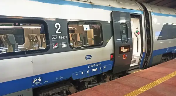 Pociąg PKP na peronie. Zastanawiasz się, z jakim wyprzedzeniem można kupić bilet PKP? Planuj podróż z wyprzedzeniem, by mieć pewność miejsc.