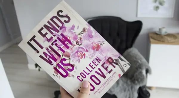 Okładka książki "It Ends With Us" Colleen Hoover, opowiadającej o trudnych wyborach i miłości.