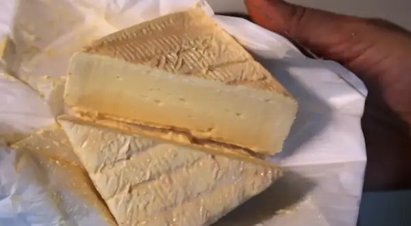 Deux morceaux de le vieux Lille fromage, emballés dans du papier blanc, prêts à être dégustés.