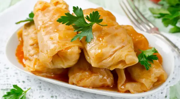 Gołąbki w sosie pomidorowym, pyszne i sycące. Ile kcal mają? Zależy od nadzienia!