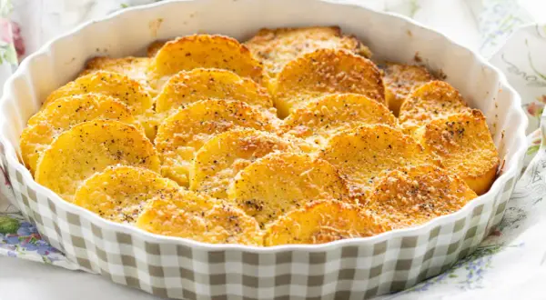 Gnocchi alla romana dorati e gratinati in teglia, un classico saporito.