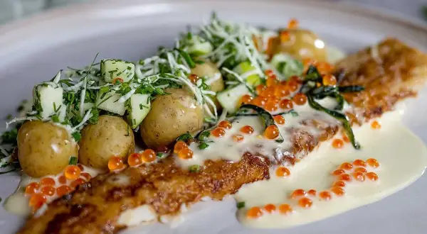 Stekt fisk med krämig sås, potatis och rom. En perfekt rätt för dig som söker sandefjordsås recept.