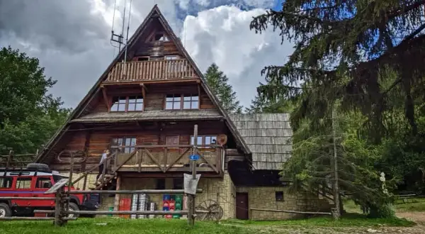 Bacówka pod Małą Rawką: planuj wizytę, odkryj Bieszczady!