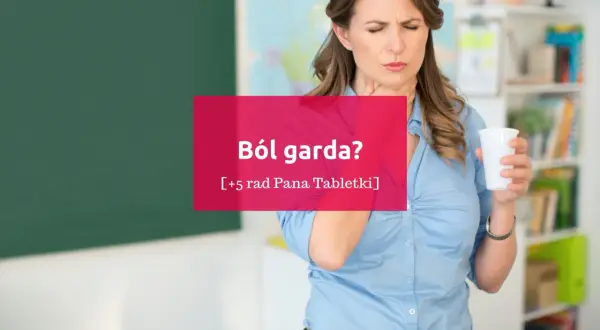 Kobieta z bólem gardła trzymająca kubek, na tle tablicy i regału z książkami.