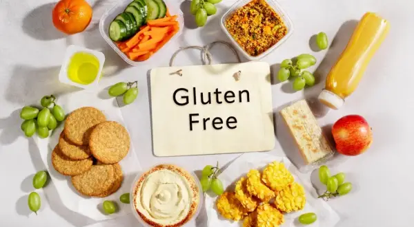 Bez glutenu i laktozy: zdrowe przekąski, owoce, warzywa, hummus i sok. Idealne na lunchbox.