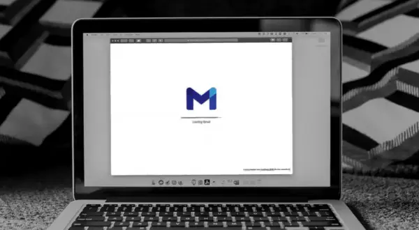 Laptop z otwartym Gmailem, idealny do nauki pisania e-mail po angielsku przykłady.