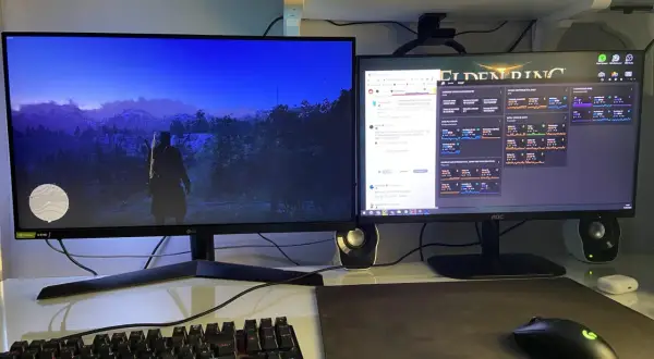 Gracz wpatruje się w nocny krajobraz z gry Red Dead Redemption 2 PC. Obok monitor z danymi systemu i grami.