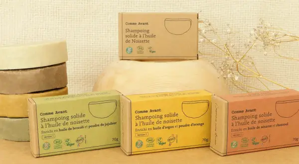Pile de savons solides et boîtes de shampoing solide Comme Avant. Choix écologique entre shampoing solide ou liquide.