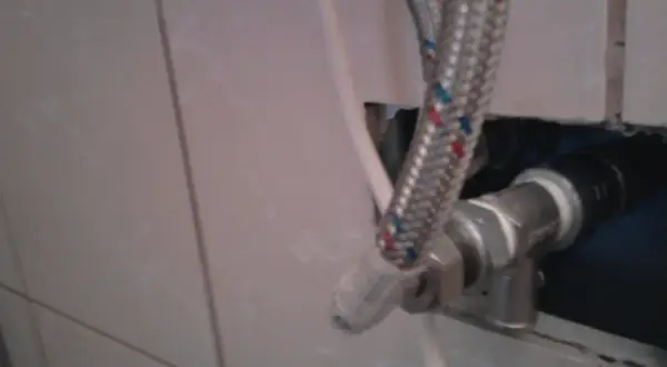 Metalowy zawór bezpieczeństwa bojler na zimnej czy ciepłej wodzie, podłączony do instalacji wodnej.
