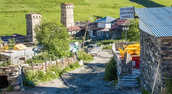 Gruzińska wieś z kamiennymi wieżami. "Gaumardżos" to gruzińskie "na zdrowie!".
