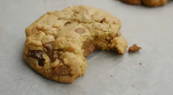 En sega chocolate chip cookies med en bit tagen. Perfekt för ett recept på sega chocolate chip cookies.