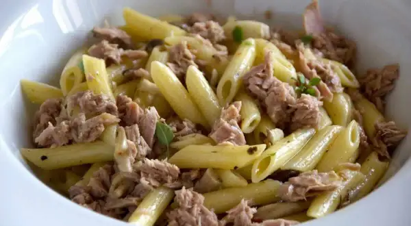 Penne con tonno in bianco cremosa, un piatto semplice e gustoso, con pezzetti di tonno e erbe aromatiche.