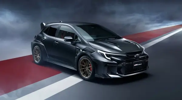 Mörkgrå Toyota Corolla GR med aggressiv design och stora fälgar, redo för banan.