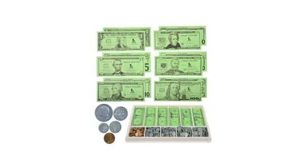 Zestaw pieniędzy do druku: banknoty 1, 5, 10, 20, 50, 100 dolarów oraz monety w tacy.