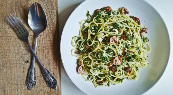 Szybkie spaghetti ze szpinakiem i fetą - pyszny wegetariański przepis