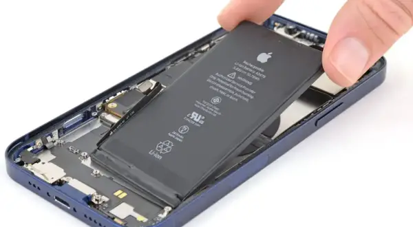 Wyjmowanie baterii z iPhone'a 13.