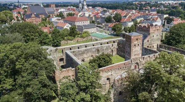 Ruiny zamku w Ząbkowicach Śląskich, w tle miasto z kościołami i kamienicami. Wspaniałe ząbkowice śląskie atrakcje.
