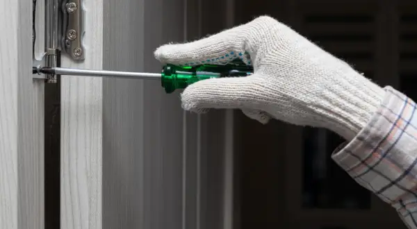 Jak wyregulować drzwi? Prosty poradnik DIY. Pozbądź się problemów!