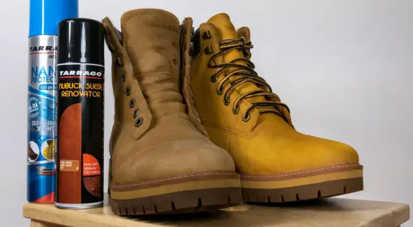 Dwa buty Timberland i dwa preparaty do czyszczenia butów, w tym Tarrago Nubuck Suede Renovator.