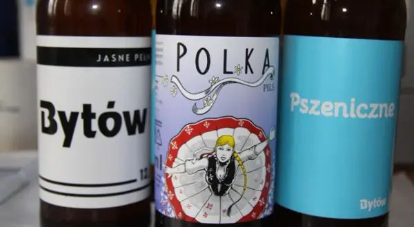 Trzy butelki piwa z browaru Bytów: Jasne Pełne, Polka Pils i Pszeniczne.