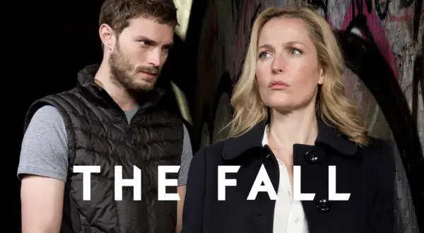 En man och en kvinna står framför en graffiti-klädd vägg. Texten "THE FALL" syns tydligt.