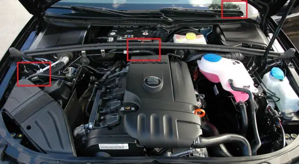 Silnik 2.0 TDI w Seat Exeo. Widoczne elementy układu chłodzenia i osłona silnika.