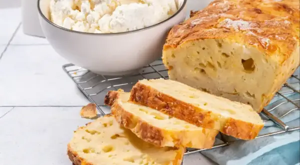 Pyszny chleb z twarogu, idealny na śniadanie. Ten przepis na chleb z twarogu jest prosty i szybki.