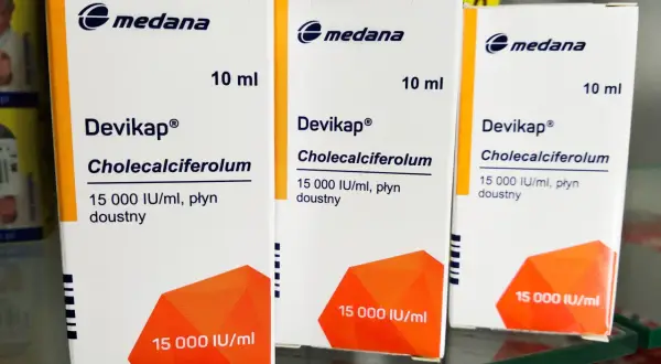 Trzy opakowania leku Devikap® z witaminą D3, każdy po 10 ml, 15 000 IU/ml, płyn doustny.