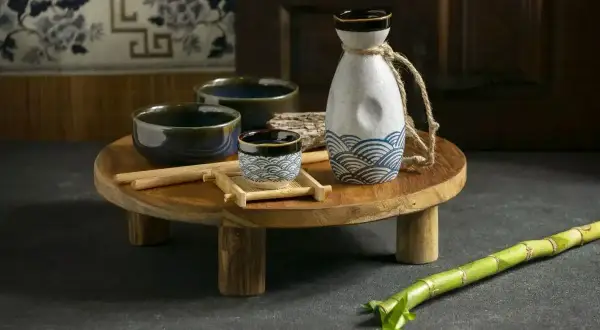 Zestaw do sake z ceramiczną butelką i filiżankami, ozdobiony motywem fal. Poczuj, jak smakuje sake.