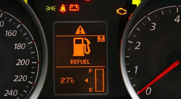 Na desce rozdzielczej świeci się kontrolka niskiego poziomu paliwa. Nie wiadomo, ile km na rezerwie pozostało, ale czas na tankowanie.
