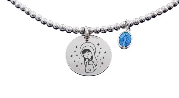 Gargantilla de plata con cuentas y un medallón grabado de la Virgen María rodeada de estrellas, junto a una pequeña medalla azul.