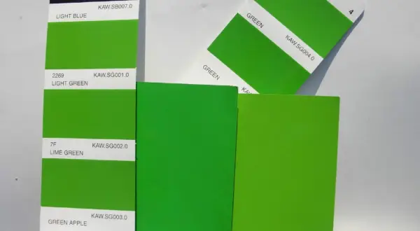 Campioni di colore con diverse tonalità di verde, tra cui il verde Kawasaki codice colore.