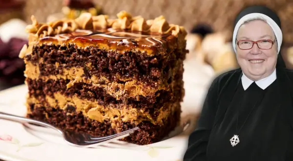 Pyszna babka orzechowa siostry Anastazji, z kremem orzechowym i polewą. Obok uśmiechnięta zakonnica.