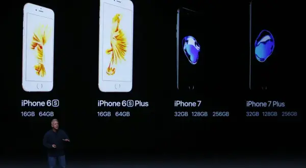 Prezentacja iPhone 7, kiedy wyszedł, obok starszych modeli. Widoczne wersje 6S, 6S Plus, 7 i 7 Plus z pojemnościami.