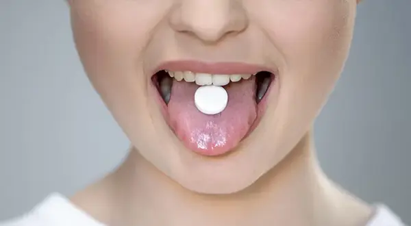 Antybiotyk na zapalenie jamy ustnej? Kiedy tak, a kiedy nie!