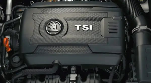 Silnik 1.0 TSI z logo Škoda.
