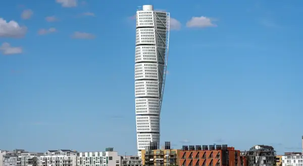 Turning torso utsikt över Malmös moderna arkitektur vid vattnet en solig dag.