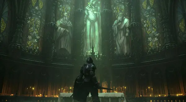 Rycerz w zbroi przed ołtarzem w katedrze. Witraże przedstawiają postacie. To scena z gry Demon's Souls, idealna do poradnika.