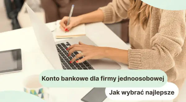 Kobieta pisze na laptopie, szukając informacji, gdzie założyć konto firmowe dla swojej jednoosobowej działalności.