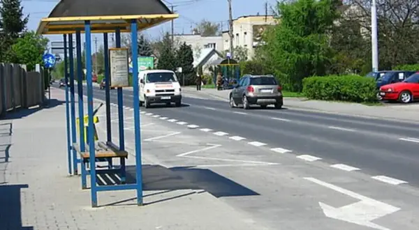 Na pasie do skrętu w prawo, obok przystanku, samochód powinien włączyć kierunkowskaz.