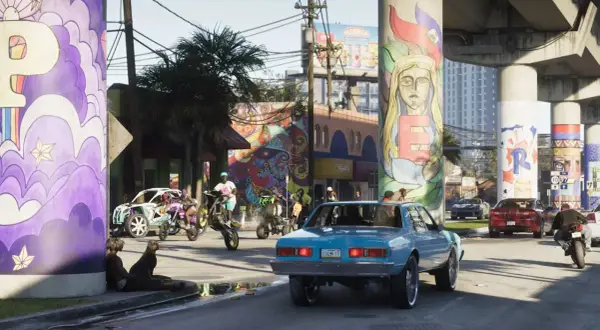 Kolorowe murale zdobią filary wiaduktu. Na ulicy ruch, motocykle i samochody, jakbyśmy czekali na GTA 6.