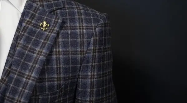 Stylizacje z granatową marynarką: 10 inspiracji na każdą okazję