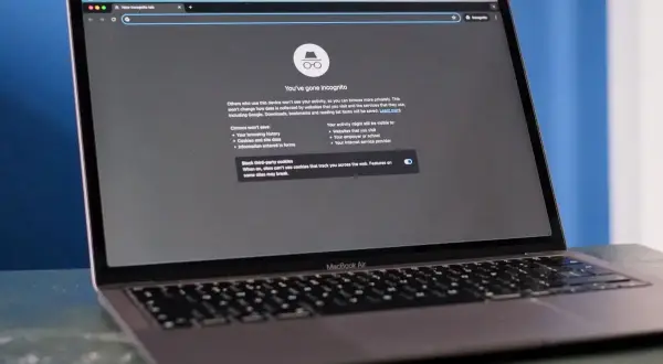 Laptop z otwartą kartą incognito w przeglądarce Chrome. Czas na incognito safari!