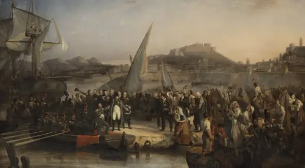Napoleon anländer till Elba. En stor folksamling möter honom vid hamnen, med fartyg och en stad i bakgrunden.