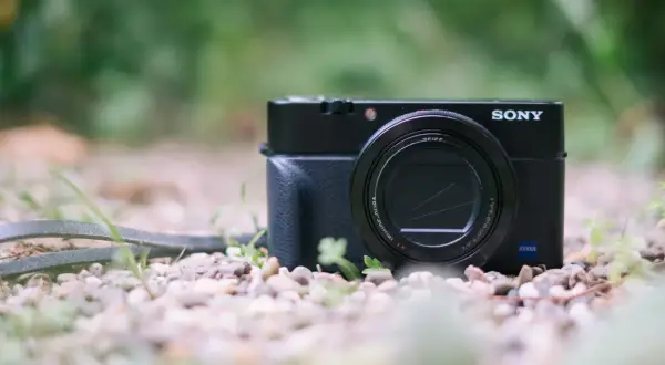 Sony RX100 III im Gras. Entdecke Sony RX100 III Tipps und Tricks für tolle Aufnahmen.