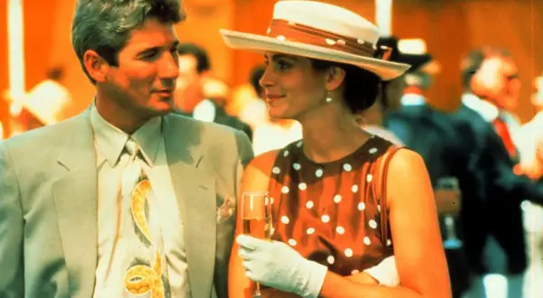 Julia Roberts w filmach, w tym w tej scenie z Richardem Gere, zachwyca elegancją.